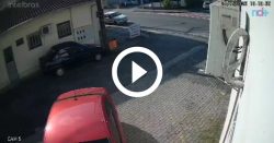 video:-carro-capota-apos-bater-contra-veiculo-estacionado-em-blumenau