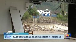 casa-desmorona-apos-enchente-em-brusque