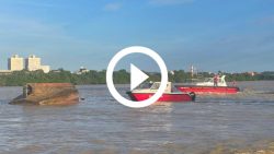 video:-barco-de-pesca-vira-no-canal-de-acesso-aos-portos-de-itajai-e-navegantes