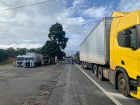 caminhao-tem-pane-na-br-376-no-pr-e-causa-congestionamento-de-5-km