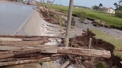 apos-rompimento-de-dique,-agua-invade-casas-e-afeta-principal-acesso-de-comunidade-no-sul-de-sc