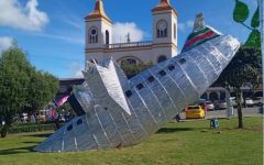 replica-de-aviao-da-chapecoense-e-colocada-em-praca-de-cidade-colombiana-e-revolta-moradores