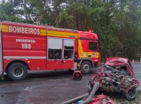 fotos:-grave-acidente-entre-carro-e-carreta-deixa-uma-pessoa-morta-na-sc-350-em-ituporanga