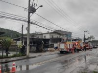 incendio-destroi-galpao-de-borracharia-em-blumenau-e-proprietario-amarga-prejuizo