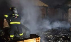 sao-francisco-do-sul:-casa-fica-completamente-destruida-apos-incendio