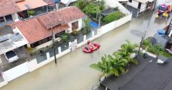 drone:-navegantes-e-penha-ficam-cobertas-por-agua-da-chuva;-imagens-aereas-impressionam