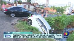 acidente-em-cruzamento-no-bairro-jardim-italia-em-chapeco-termina-com-carro-dentro-de-um-corrego