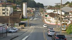 homem-tem-faca-cravada-no-peito-apos-briga-entre-vizinhos-em-blumenau