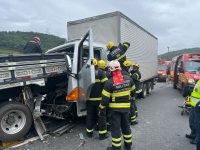 cabine-de-caminhao-fica-destruida-apos-engavetamento-na-br-470;-fotos