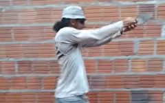 video:-pedreiro-‘gangster’-danca-enquanto-usa-sua-colher-de-duas-balas-para-brincar