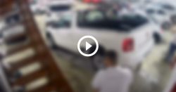 video:-assaltante-foge-com-caminhonete-apos-invadir-loja-de-carros-em-chapeco