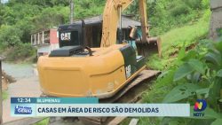 casas-em-area-de-risco-sao-demolidas