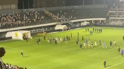 video:-rebaixamento-do-santos-a-serie-b-tem-tiro,-porrada-e-bomba