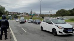 transito-na-grande-florianopolis:-avenida-mauro-ramos-e-sc-401-amanhecem-em-estado-critico