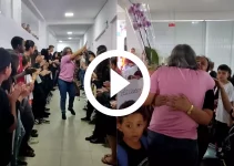 lagrimas-e-aplausos:-professora-tem-despedida-emocionante-em-ultimo-dia-de-aula-em-palhoca