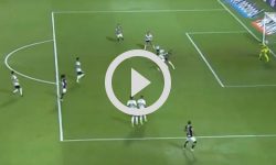 video:-atacante-tenta-fazer-gol-a-la-higuita-e-protagoniza-cena-constrangedora