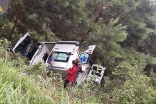 ambulancia-capota-em-ribanceira-e-deixa-5-feridos-em-rodovia-de-sc