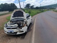 pneu-se-solta-de-caminhao-e-acerta-carro-em-movimento-no-oeste-de-sc