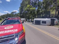 van-da-secretaria-de-saude-de-petrolandia-tomba-com-pacientes-na-sc-110;-fotos