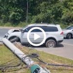 video:-motorista-perde-controle-de-carro,-bate-e-derruba-poste-em-blumenau