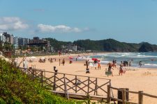 praia-no-fim-de-semana?-tempo-promete-mix-de-sol-e-nuvens-no-litoral-norte-de-sc