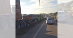 video:-tres-carretas-se-envolvem-em-acidente-e-‘trancam’-transito-na-br-101,-em-joinville