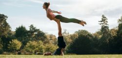 o-que-e-acroyoga,-pratica-que-deixou-mulher-paraplegica-no-es