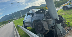 fotos:-carro-fica-com-a-frente-destruida-ao-bater-contra-poste-na-sc-401-em-florianopolis