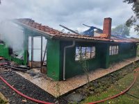 fotos:-casa-de-madeira-e-completamente-consumida-por-incendio-em-taio