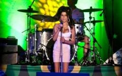 de-amy-winehouse-a-elvis:-dois-tributos-nos-palcos-da-sexta-em-floripa