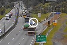 video:-manobra-incrivel-evita-explosao-de-caminhao-com-50-ton-de-etanol-na-br-376-entre-pr-e-sc