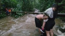 apos-chuva-forte,-13-turistas-ficam-ilhados-em-cachoeira-de-florianopolis-e-mobilizam-resgate