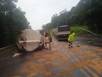 tanque-de-combustivel-derrama-oleo-diesel-em-rodovia-apos-batida-frontal-em-sc