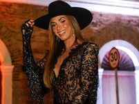 video!-‘tadinho’…-nicole-bahls-comete-gafe-ao-falar-de-pele-e-viraliza