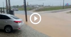 video:-chuva-rapida-e-intensa-causa-alagamentos-em-ruas-de-gaspar