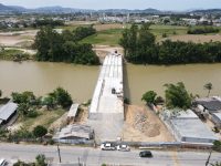 sem-ponte-desde-a-enxurrada-de-2022,-comunidade-segue-‘ilhada’-na-grande-florianopolis